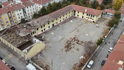 Yapılan Haberden Sonra Uyuşturucu Yuvasına Dönen Okulun Yıkımına Başlandı