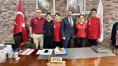 Eskişehirli Milli Yüzücüler, Gençlik Spor İl Müdürü Hasan Kalın’ı Ziyaret Etti