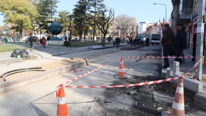 Kıbrıs Şehitleri Caddesi'nde Yol Bölme Ve Asfalt Çalışmaları Devam Ediyor