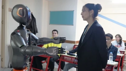 Türkiye’nin İlk İnsansı Yapay Zekalı Robotu Ada, Öğretmenliğe Başladı