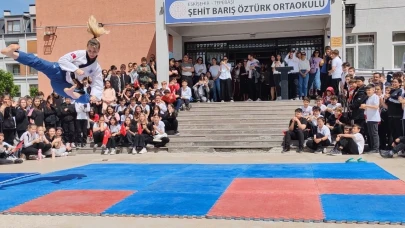 Dünya şampiyonu öğretmen ’uçarak’ ders işliyor, öğrenciler onun gibi olmak istiyor