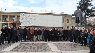 CHP Eskişehir il Örgütü'nden Valilik Meydanı'nda Öğretmenler Günü Töreni