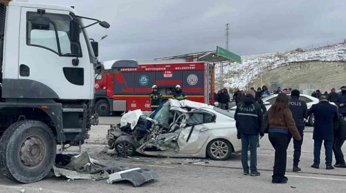 Feci Kaza Kamyonla otomobil kafa kafaya çarpıştı: 1 kişi öldü