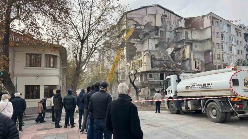 Eskişehir'de Emekliler Yıkımı Dakikalarca İzliyor!