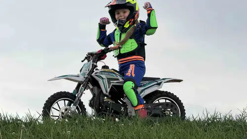 5 yaşındaki İkra motosiklette Zayn Sofuoğlu ile yarışmayı hayal ediyor