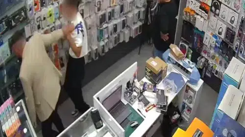 Havaya Ateş Edip Dükkâna Sığınan Çocuk, Kendisini Takip Edenlerce Darp Edildi