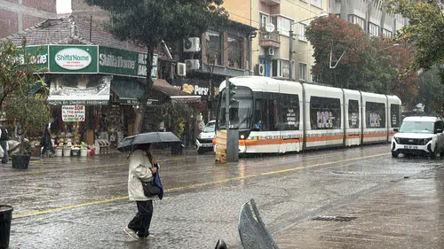 Eskişehir’de Sağanak Yağış Etkili Oldu, Sıcaklıklar Düştü