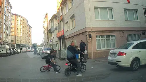 Eskişehir’de bisikletli çocuk kazadan son anda kurtuldu