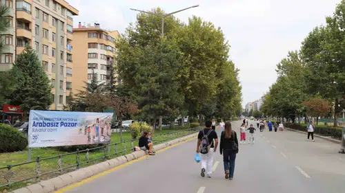 Arabasız Pazar’da Eskişehirliler bulvarın keyfini çıkardı