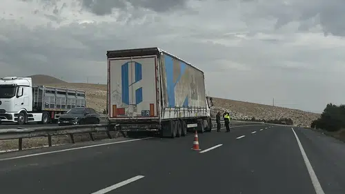 Sivrihisar’da kontrolden çıkan tır bariyerlere çarptı