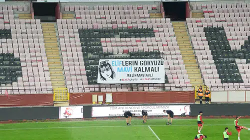 Nefer Tribünü’nde anlamlı pankart dikkat çekti