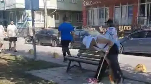 Gönüllülerden park temizliği