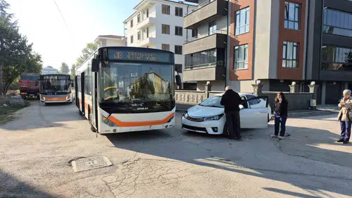Eskişehir’de Belediye Otobüsü İle Otomobil Çarpıştı: 2 Yaralı
