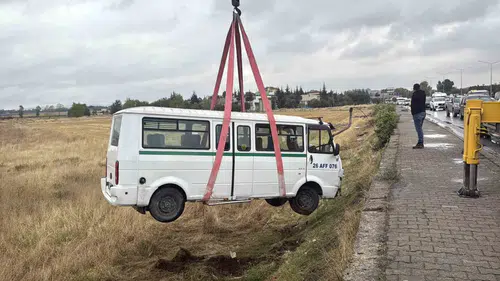 Eskişehir'de otomobil ile minibüs çarpıştı, minibüs tarlaya uçtu