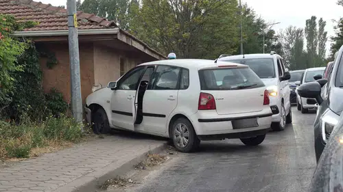 Eskişehir’de kontrolden çıkan araç duvara çarptı