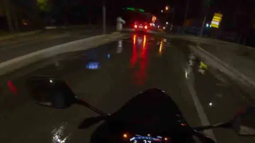 Göle dönen caddede motosiklet sürücüsünün zor anları kameraya yansıdı