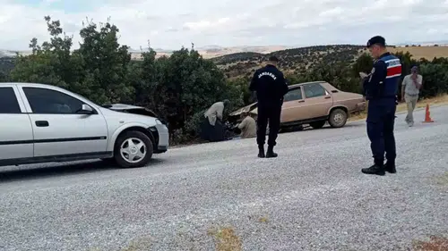 Sivrihisar’da İki Otomobil Çarpıştı: 1’i Ağır 2 Yaralı