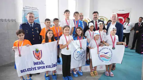 Yenişehir'de Cumhuriyet Kupası heyecanı: Minik yüzücüler ilk kez kulaç attı