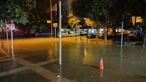 Adana'da sabah saatlerinde bastıran sağanak hayatı felç etti