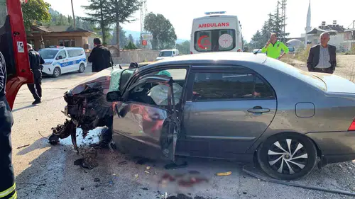 Niksar'da kontrolden çıkan otomobil beton direğe çarparak hurdaya döndü