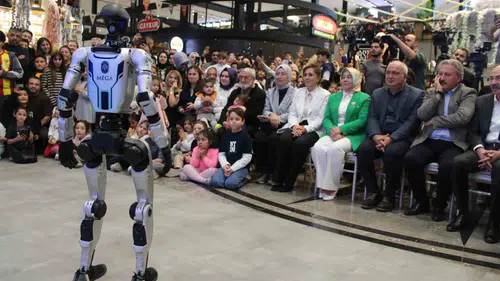 Kayseri'de teknoloji rüzgarı: İnsansı robot Mega sahneye çıktı