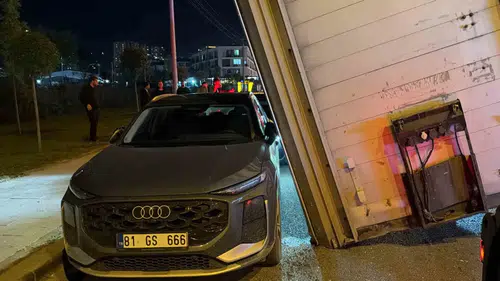 Düzce'de tır dorsesi park halindeki araçların üzerine devrilmekten santimetrelerle kurtuldu