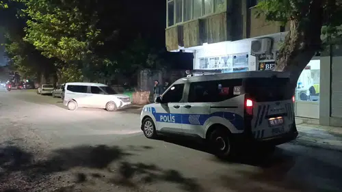 Selam bahanesiyle önünü kestikleri genç kızı darp edip 75 bin lirasını çaldılar