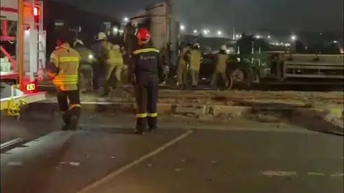 Aliağa yolunda seyir halindeki tır alevlere teslim oldu
