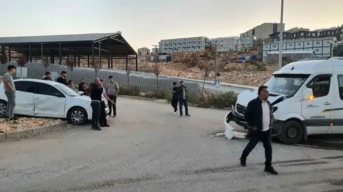 Adıyaman İndere'de iki aracın karıştığı kazada dört kişi yaralandı