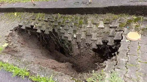 Ereğli'de sağanak yağış sonrası kaldırımda derin çöküntü oluştu