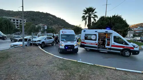 Söke Madenciler Kavşağı'nda iki otomobil çarpıştı: 2 yaralı