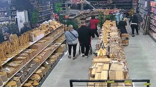 Bursa'da alışveriş keyfi kabusa döndü: Servis aracı züccaciye dükkanına girdi