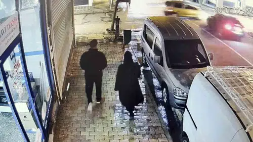 Kahta'da iki otomobilin karıştığı kaza güvenlik kamerasına yansıdı