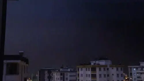 Kozan'da şiddetli fırtına: Yıldırımın düşme anı kameraya yansıdı