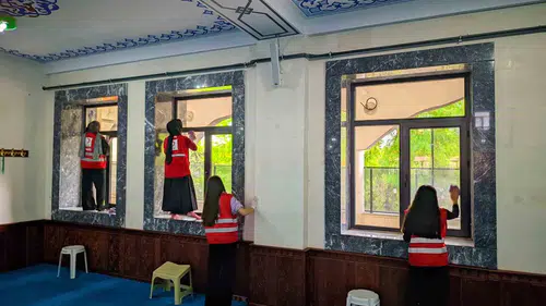 Ağrı Merkez Camii'nde Kızılay gönüllülerinden anlamlı temizlik seferberliği
