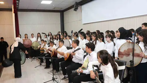 Oltu'da 130 Genç Yetenek Cumhuriyet Coşkusunu Türkülerle Sahneye Taşıdı
