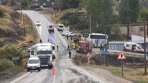 Uludere'de yolcu otobüsü tırla çarpıştı: Kontrolden çıkan araç evin çatısına girdi