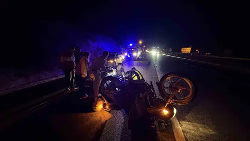 Tosya D-100 karayolunda traktöre çarpan motosiklet sürücüsü hastanelik oldu