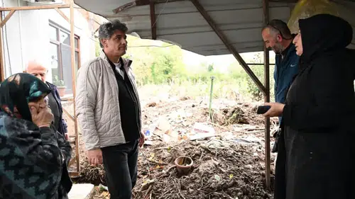 Kartepe'de selin izlerini silmek için sahaya inen Başkan Kocaman ailelerle buluştu