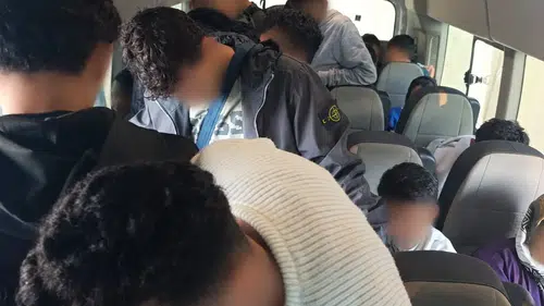 Urla gişelerinde şüpheli araç operasyonu: 34 düzensiz göçmen yakalandı