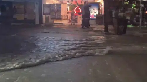 Elazığ'da aniden bastıran sağanak şehir trafiğini felç etti