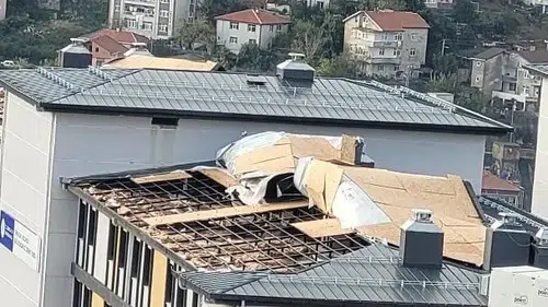 Karadeniz Ereğli'de şiddetli fırtına KYK yurdunun çatısını uçurdu