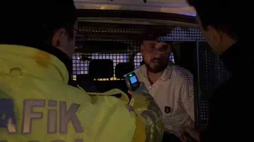 Bursa'da alkollü sürücünün kaçış planı trafik lambasına çarpınca son buldu