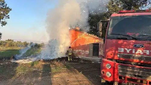 Kırıkhan'daki metruk binada korkutan yangın büyümeden söndürüldü