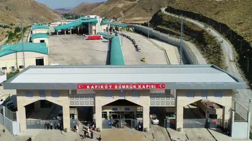 Kapıköy'de tır trafiği çift yönlü oldu: Türk araçları İran sınırını geçmeye başladı