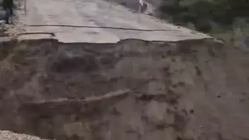 Gönen'de iki yıldır ihmal edilen yol şiddetli yağışla tamamen çöktü