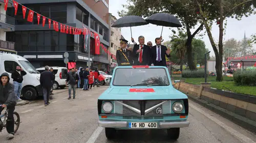 Gürsu sokaklarında nostalji rüzgarı: Cumhuriyet korteji renkli görüntülere sahne oldu