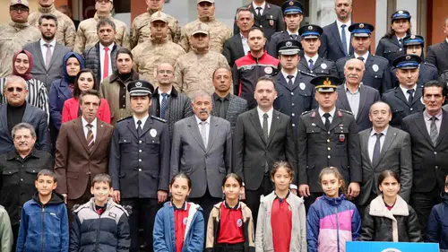 Üzümlü'de Cumhuriyet'in 103. Yılı Coşkusu Çelenk Töreniyle Başladı