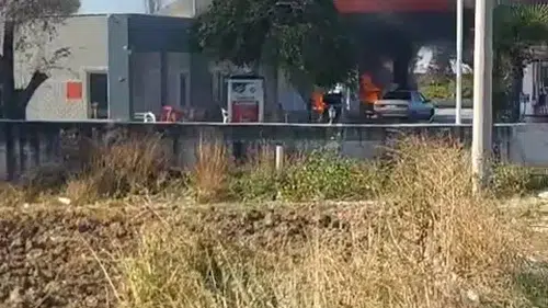 Kınık'ta akaryakıt istasyonunda korku dolu anlar: Otomobil pompaya daldı
