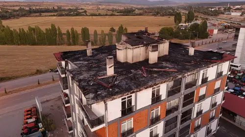 Beyşehir'de çatı yangını sonrası 20 aile evsiz kaldı: Müteahhit kayıplara karıştı